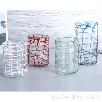 Copa de vasos de agua con línea cruzada de colores